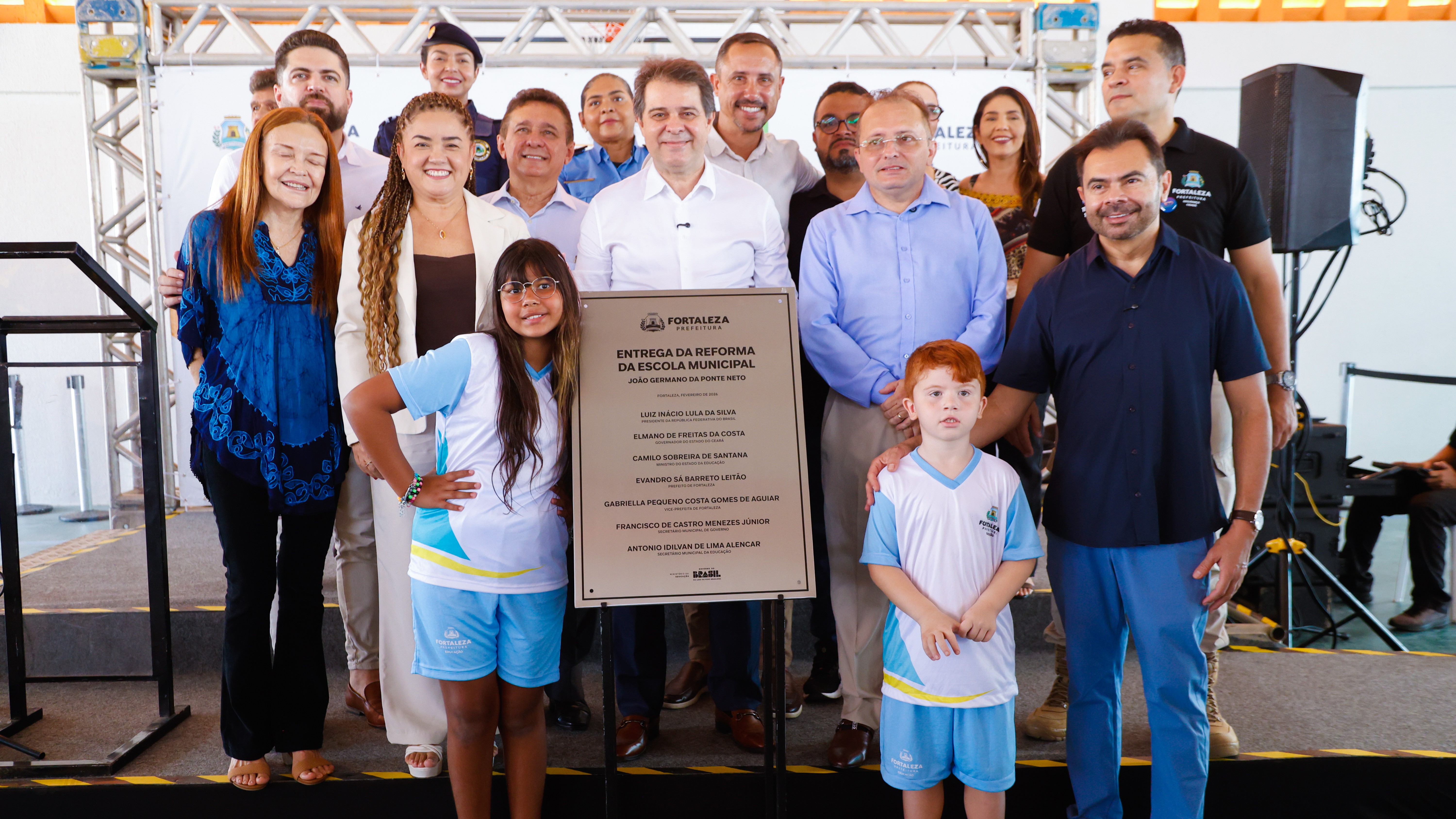 grupo de pessoas posa para a foto